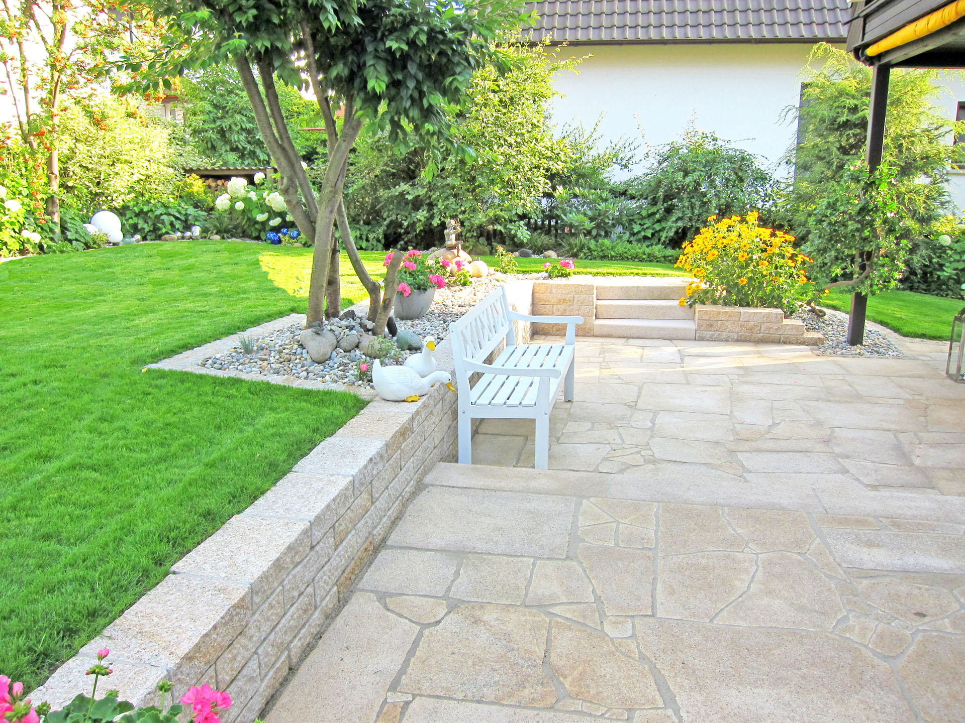 Dauerhafter Service für Ihre Gartenanlage: Auch die beste Außenanlage braucht Hege und Pflege.