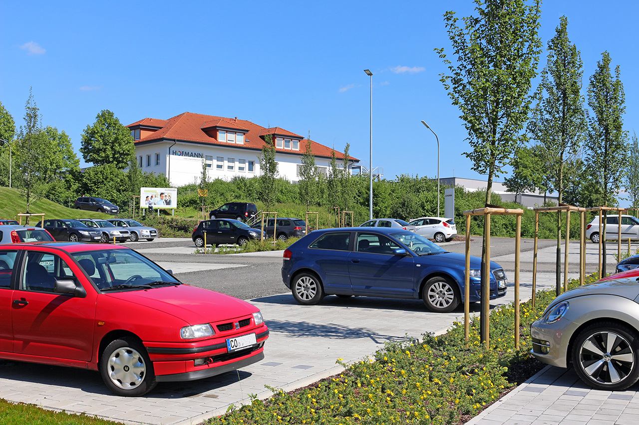 Mitarbeiterparkplatz der Hofmann Innovation Group in Lichtenfels.