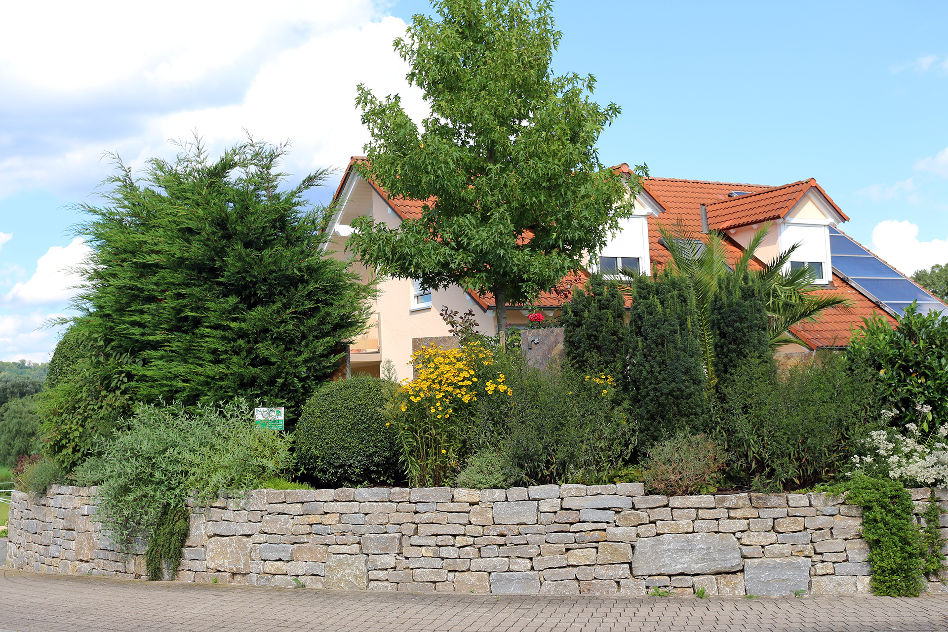 Gartenanlage mit Koiteich in Bamberg-Stegaurach