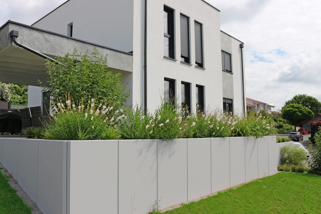 Gartenanlage in Coburg bei Fam. Zethner. Moderne Gestaltung mit klaren Linien.