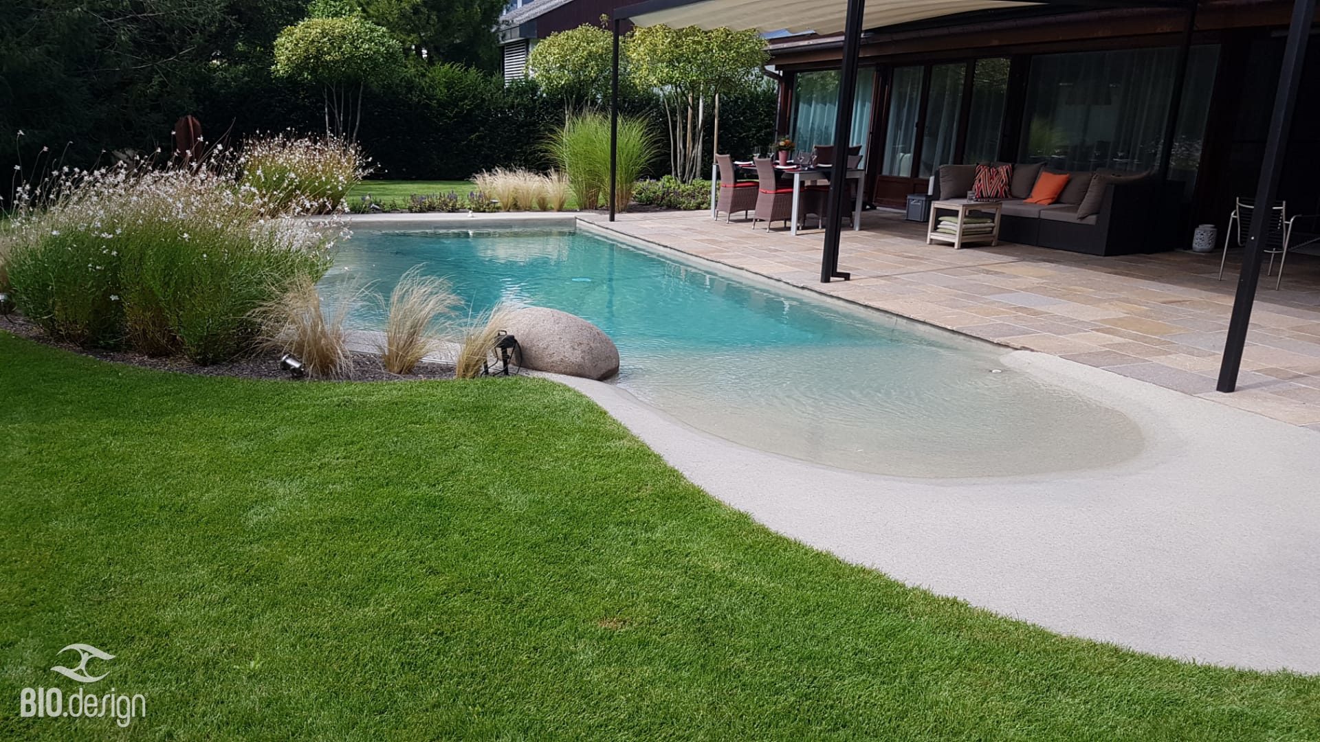 Bio.design Pool – flacher Strand-Einstieg und Rasenanbindung