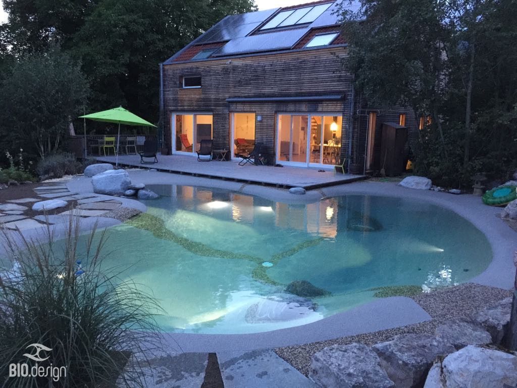 Bio.design Pool – Abendstimmung mit beleuchtetem Wasser