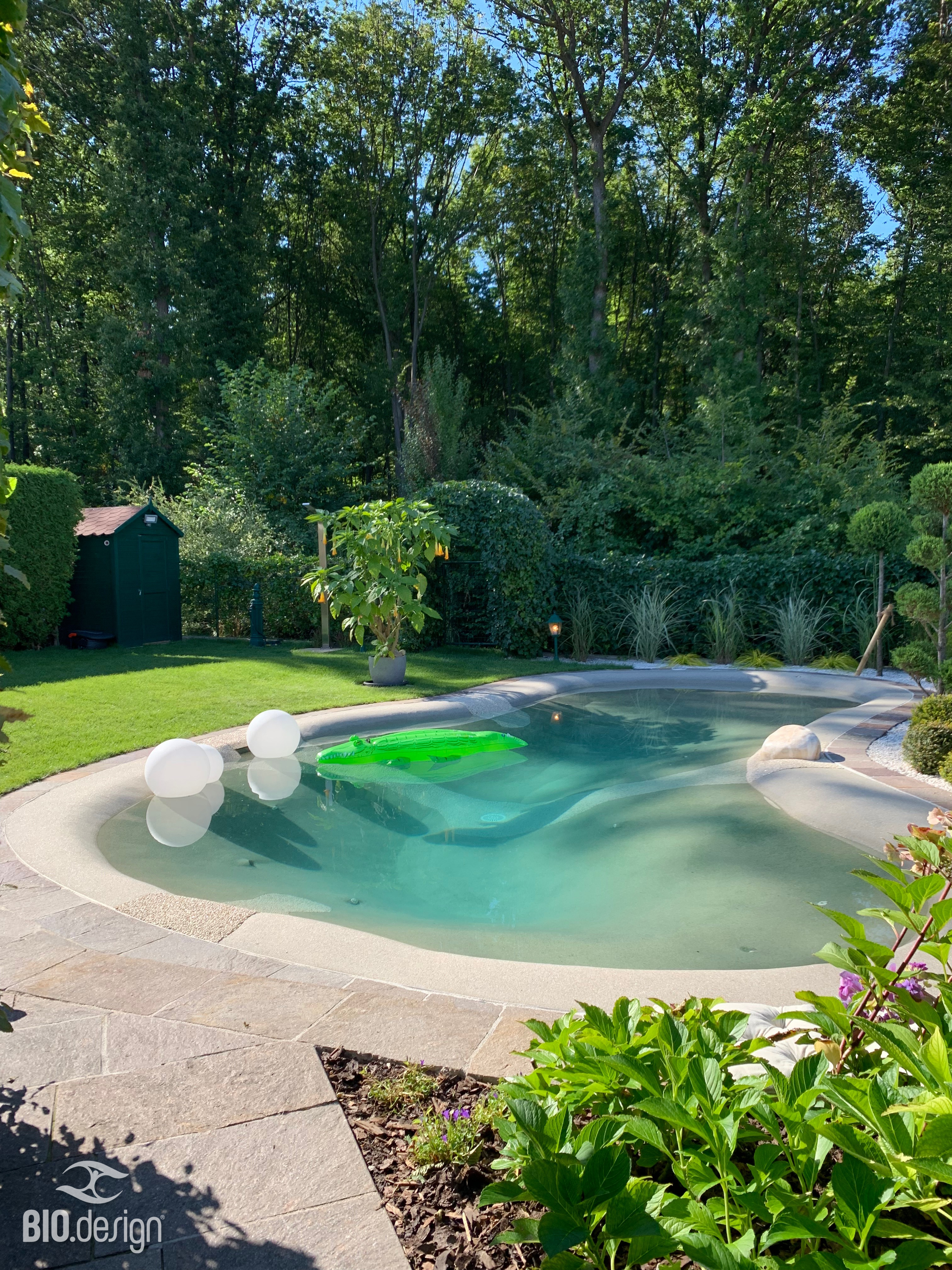 Bio.design Pool – Ausblick über den Garten und die Landschaft